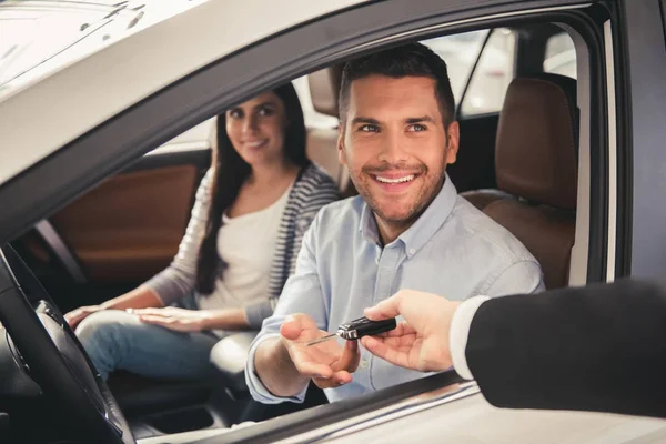 Bezoeken van autodealer — Stockfoto