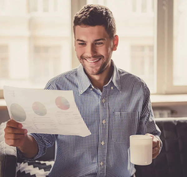 Schöner Geschäftsmann — Stockfoto