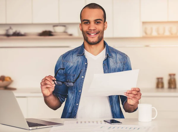 Afro hombre americano en cocina —  Fotos de Stock