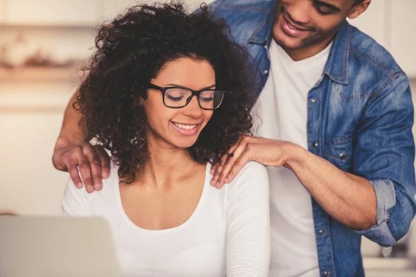 Afro pareja americana en cocina —  Fotos de Stock