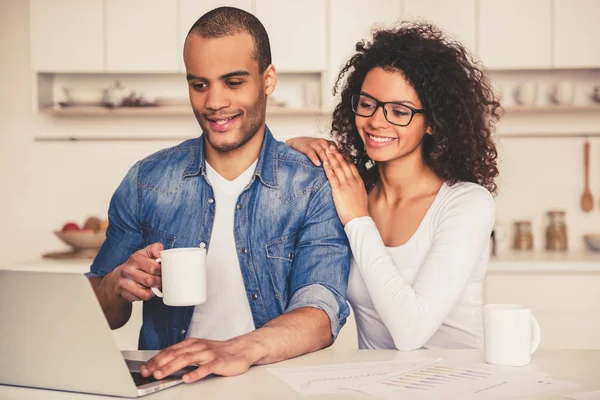 Afro pareja americana en cocina —  Fotos de Stock