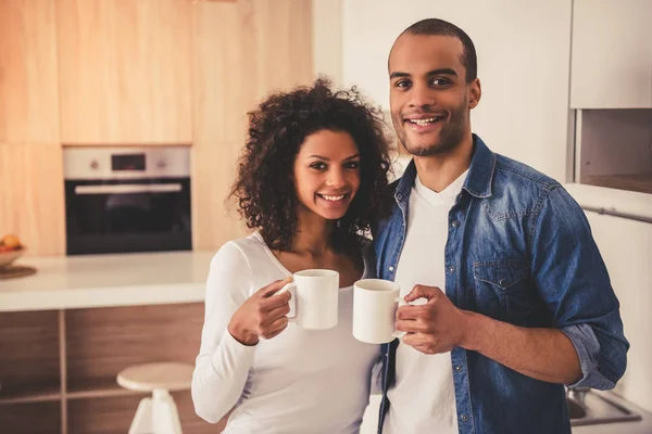 Afro amerikansk par i kök — Stockfoto