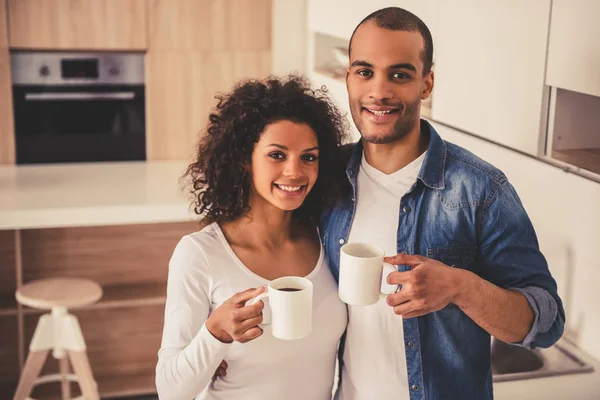 Afroamerikanisches Paar in der Küche — Stockfoto