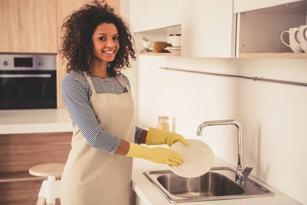 Afro-amerikai nő tisztítására — Stock Fotó