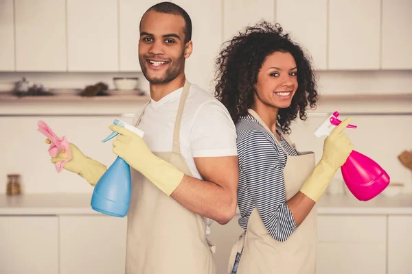 Afro Amerikaanse echtpaar schoonmaken — Stockfoto