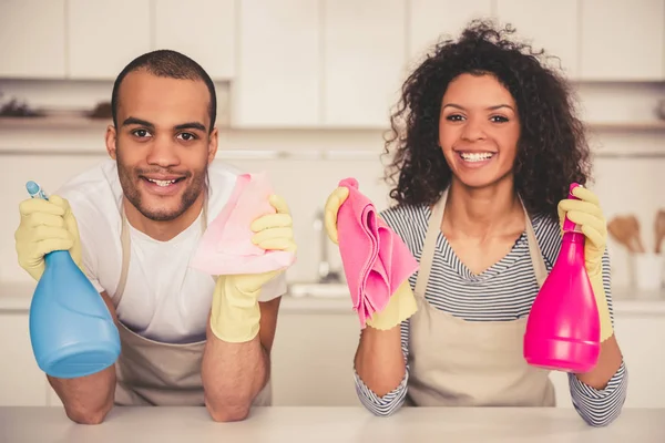 Afro Amerikaanse echtpaar schoonmaken — Stockfoto