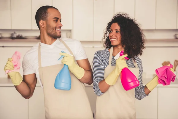 Afro-amerikai házaspár, takarítás — Stock Fotó