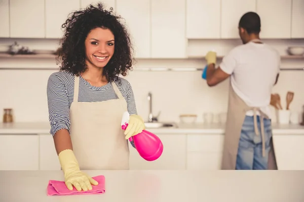 Afro Amerikaanse echtpaar schoonmaken — Stockfoto