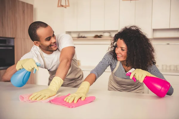 Afro Amerikaanse echtpaar schoonmaken — Stockfoto