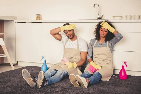 Afro Amerikaanse echtpaar schoonmaken — Stockfoto