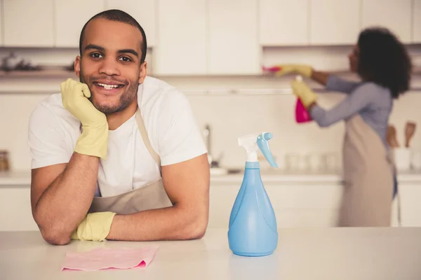 Afro Amerikaanse echtpaar schoonmaken — Stockfoto