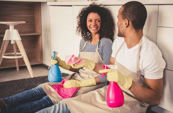 Afro-amerikai házaspár, takarítás — Stock Fotó
