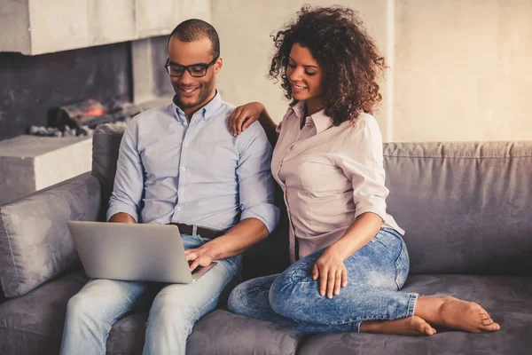 Pareja afroamericana en casa —  Fotos de Stock