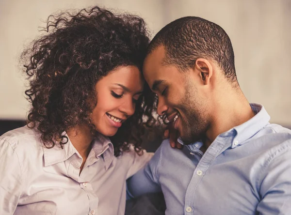 Casal afro-americano em casa — Fotografia de Stock