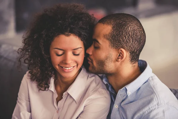 Afroamerikanisches Paar zu Hause — Stockfoto