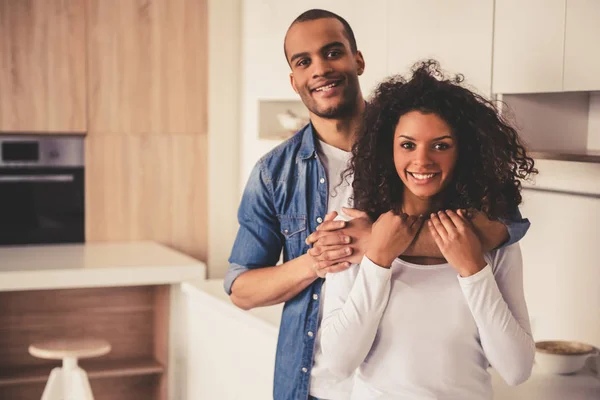 Couple afro-américain en cuisine — Photo