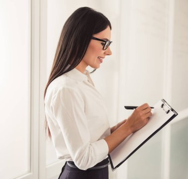 Güzel genç psikoterapist 