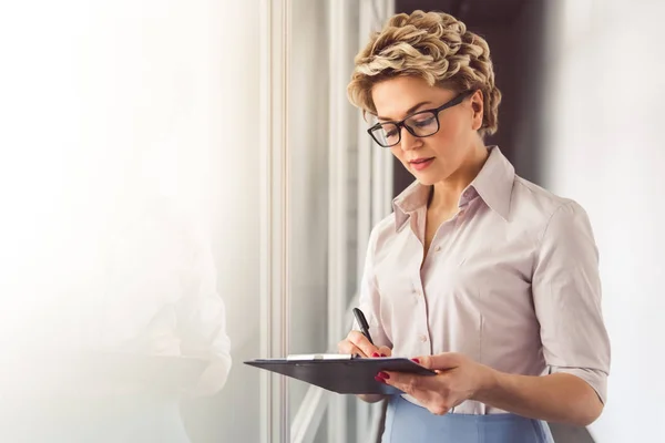 Schöne Psychotherapeutin arbeitet — Stockfoto