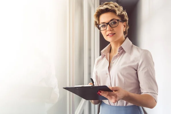 Schöne Psychotherapeutin arbeitet — Stockfoto