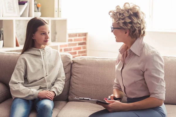 Adolescente en el psicoterapeuta — Foto de Stock