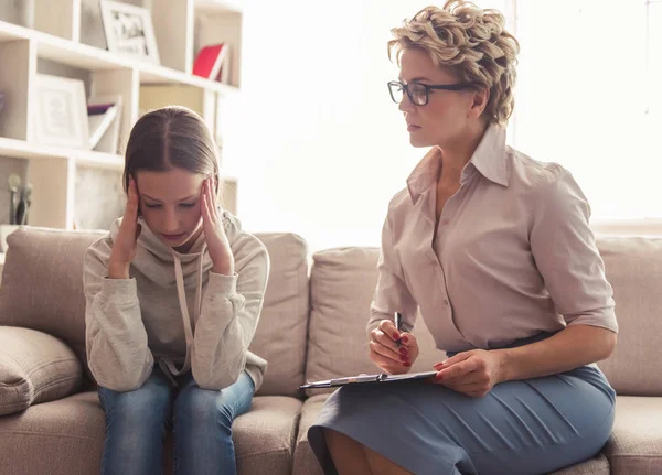 Adolescente en el psicoterapeuta — Foto de Stock