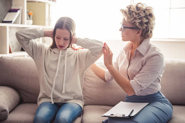 Adolescente en el psicoterapeuta — Foto de Stock