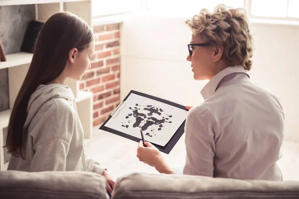 Adolescente en el psicoterapeuta — Foto de Stock