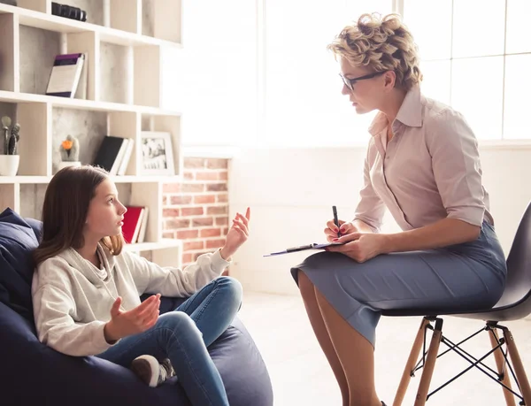 Teenager beim Psychotherapeuten — Stockfoto