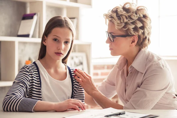 Adolescente en el psicoterapeuta — Foto de Stock