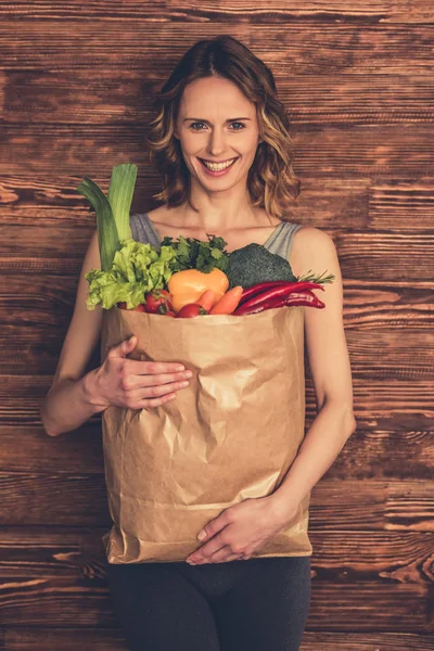 Mulher com alimentos saudáveis — Fotografia de Stock
