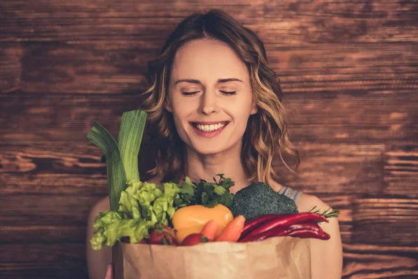 Mulher com alimentos saudáveis — Fotografia de Stock