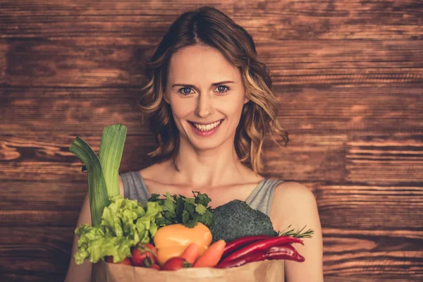 Mulher com alimentos saudáveis — Fotografia de Stock