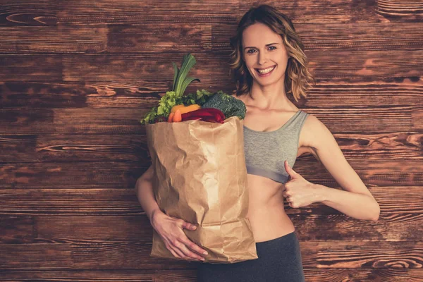 Mujer con comida saludable — Foto de Stock