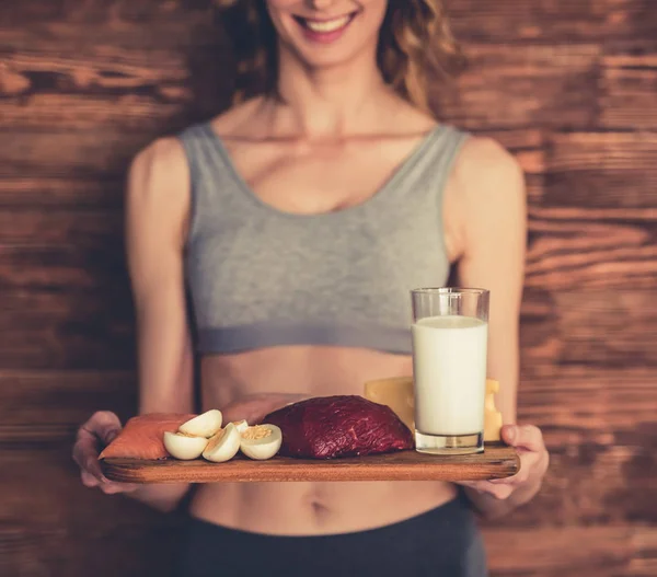 Mulher com alimentos saudáveis — Fotografia de Stock