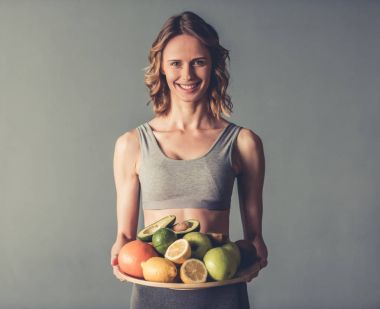 Sağlıklı yiyecekleri olan kadın.