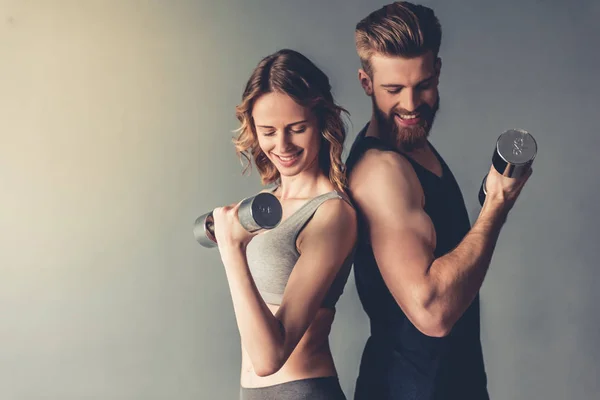 Casal bonito jovem esportes — Fotografia de Stock