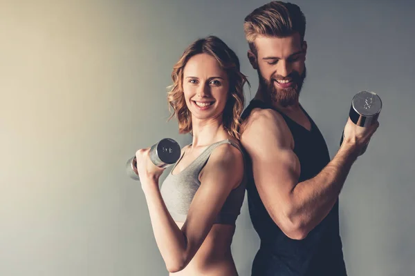 Casal bonito jovem esportes — Fotografia de Stock