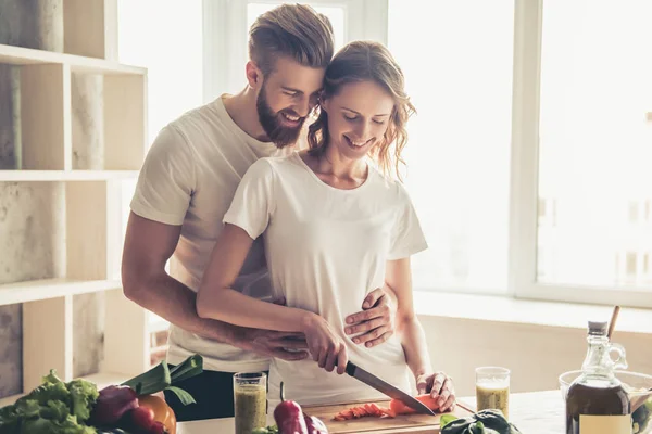 Paar kocht gesunde Lebensmittel — Stockfoto