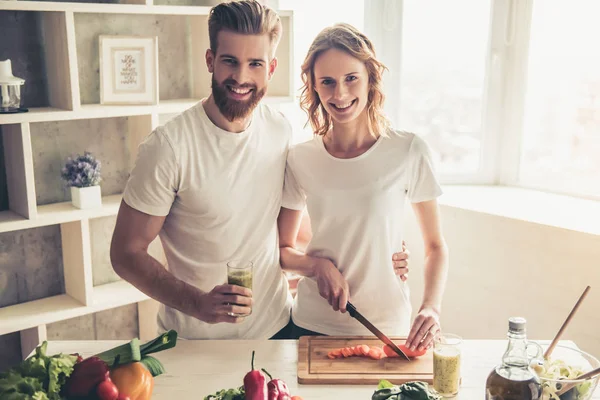 Coppia cucina cibo sano — Foto Stock