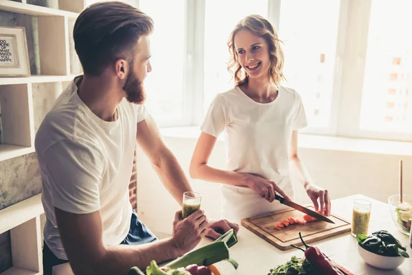 Coppia cucina cibo sano — Foto Stock