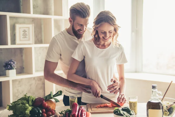 Coppia cucina cibo sano — Foto Stock