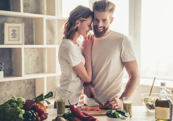 Paar kocht gesunde Lebensmittel — Stockfoto