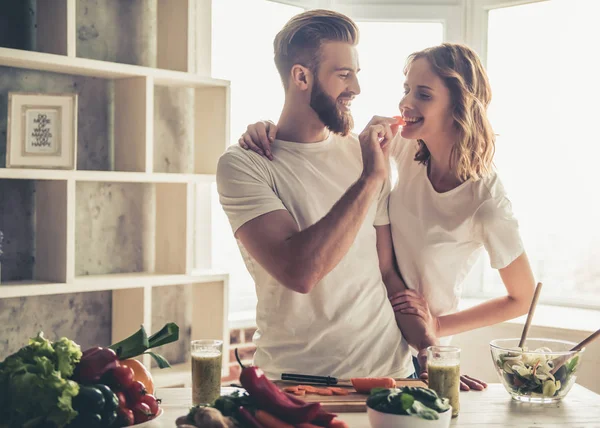 Пара готує здорову їжу — стокове фото