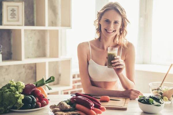 Femme cuisine des aliments sains — Photo