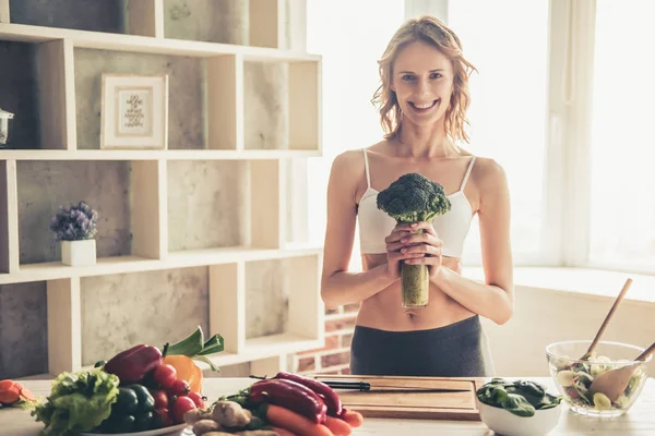 Femme cuisine des aliments sains — Photo