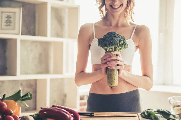 Mujer cocinando comida saludable — Foto de Stock