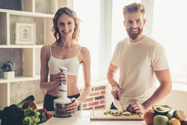 Coppia cucina cibo sano — Foto Stock