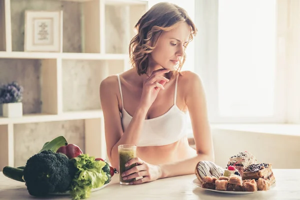 Frau entscheidet sich für Essen — Stockfoto