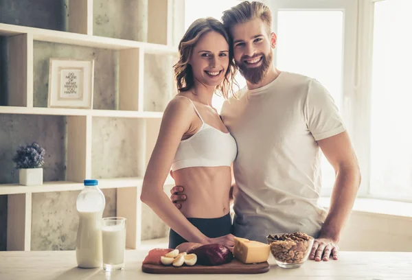 Coppia cucina cibo sano — Foto Stock