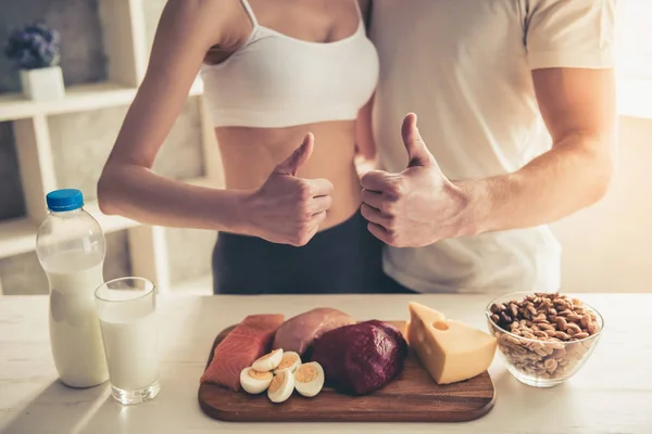 Par som lagar hälsosam mat — Stockfoto